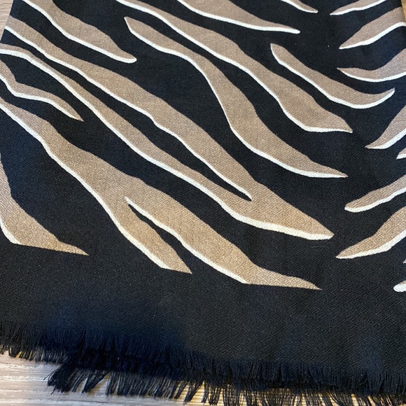 H&M Large Animal Print scarf - NWT - Picture 2 of 3